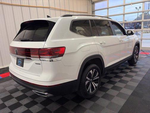 Pure White 2024 Volkswagen Atlas 2.0T SE
