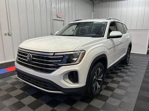 Pure White 2024 Volkswagen Atlas 2.0T SE
