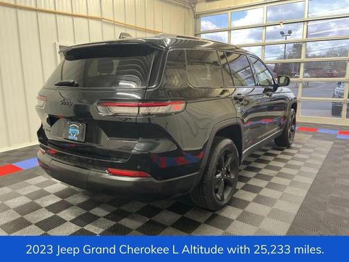 Diamond Black Crystal Pearlcoat 2023 Jeep Grand Cherokee L Altitude