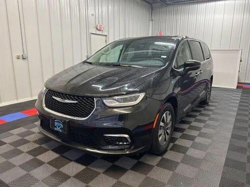 Brilliant Black Crystal Pearlcoat 2023 Chrysler Pacifica Hybrid Touring L