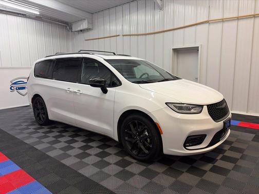 Bright White Clearcoat 2025 Chrysler Pacifica Limited