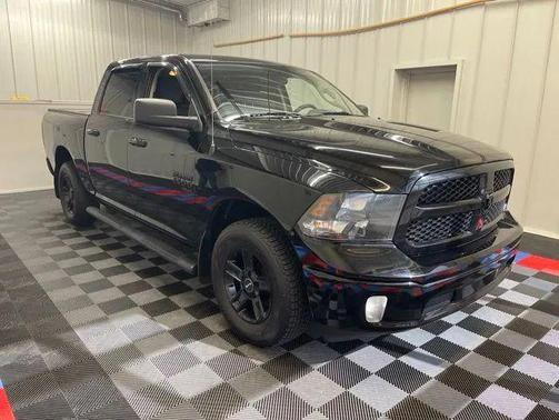 Diamond Black Crystal Pearlcoat 2019 RAM 1500 SLT