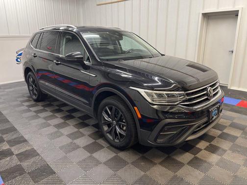 Deep Black Pearl 2023 Volkswagen Tiguan 2.0T SE 4MOTION