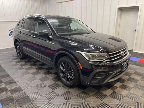 Deep Black Pearl 2023 Volkswagen Tiguan 2.0T SE 4MOTION