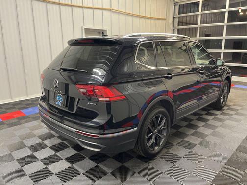 Deep Black Pearl 2023 Volkswagen Tiguan 2.0T SE 4MOTION