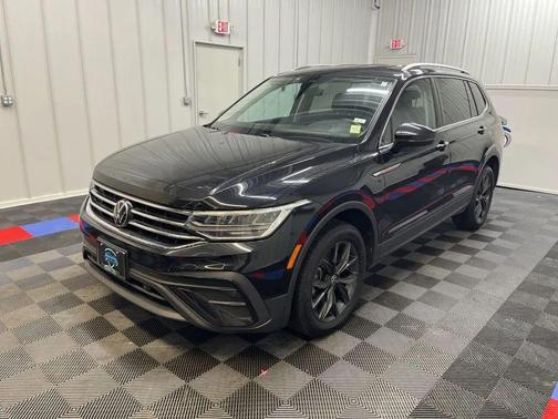 Deep Black Pearl 2023 Volkswagen Tiguan 2.0T SE 4MOTION