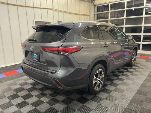 Magnetic Gray Metallic 2022 Toyota Highlander XLE