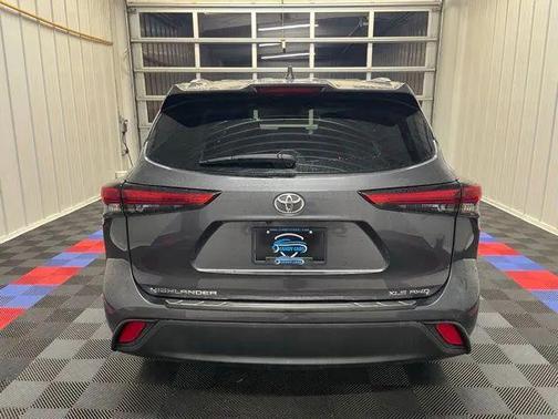 Magnetic Gray Metallic 2022 Toyota Highlander XLE