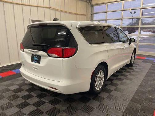 2022 Chrysler Voyager LX