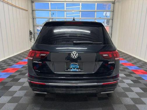 Deep Black Pearl 2021 Volkswagen Tiguan 2.0T SEL R-Line 4MOTION