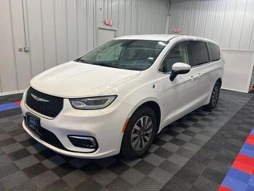 2023 Chrysler Pacifica Hybrid Touring L