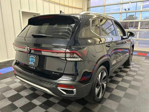 Deep Black Pearl 2025 Volkswagen Taos 1.5T SE