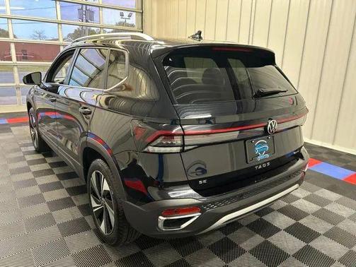 Deep Black Pearl 2025 Volkswagen Taos 1.5T SE