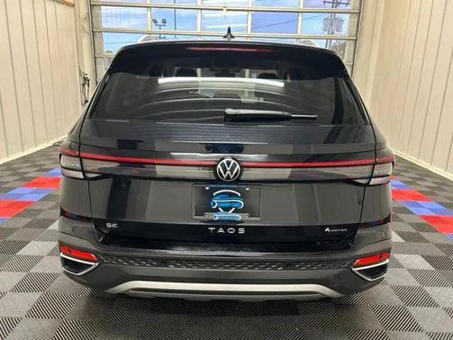 Deep Black Pearl 2025 Volkswagen Taos 1.5T SE