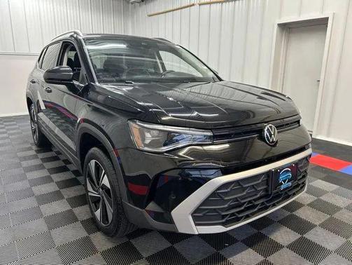 Deep Black Pearl 2025 Volkswagen Taos 1.5T SE