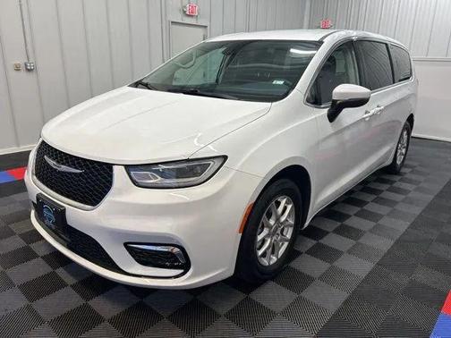 Bright White Clearcoat 2023 Chrysler Pacifica Touring L