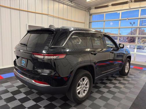 Diamond Black Crystal Pearlcoat 2023 Jeep Grand Cherokee Laredo