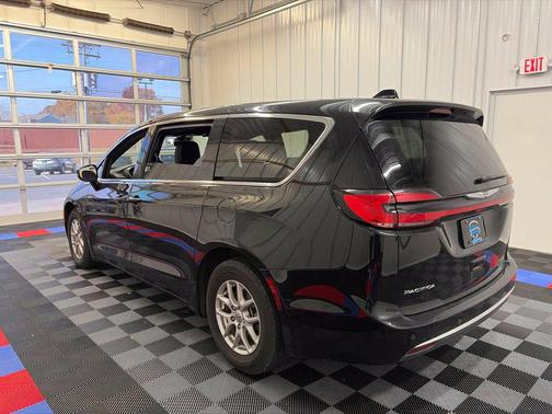 Diamond Black Crystal Pearlcoat 2025 Chrysler Pacifica L