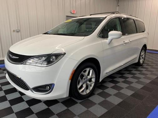 Photo 3 of 20 of 2017 Chrysler Pacifica Touring-L