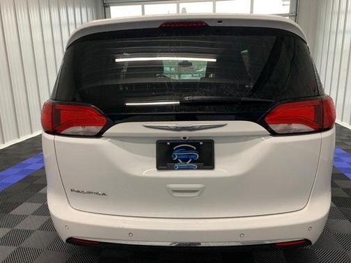 Photo 5 of 20 of 2017 Chrysler Pacifica Touring-L