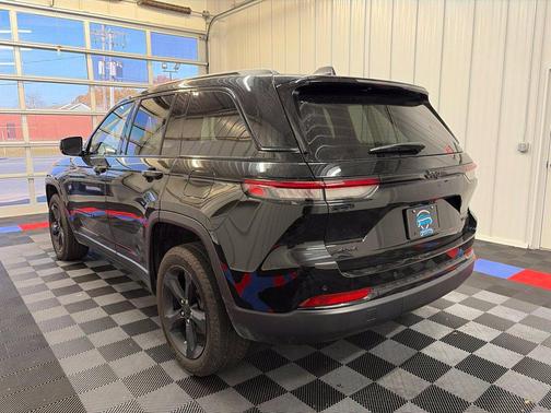 Diamond Black Crystal Pearlcoat 2024 Jeep Grand Cherokee Limited