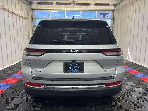 Silver Zynith 2023 Jeep Grand Cherokee Limited