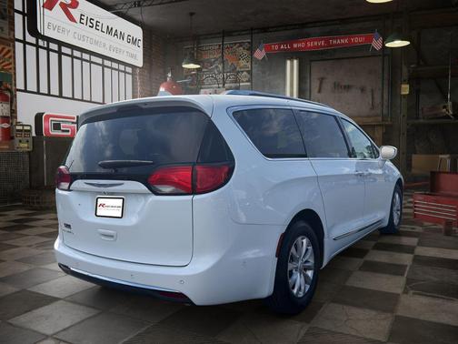 Bright White Clearcoat 2018 Chrysler Pacifica Touring-L Plus