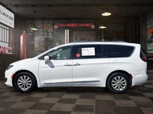 Bright White Clearcoat 2018 Chrysler Pacifica Touring-L Plus