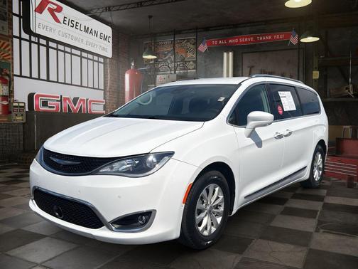 Bright White Clearcoat 2018 Chrysler Pacifica Touring-L Plus