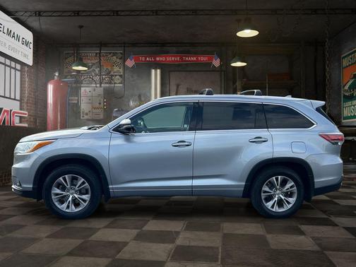 Silver Sky Metallic 2014 Toyota Highlander XLE