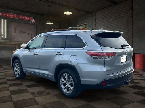 Silver Sky Metallic 2014 Toyota Highlander XLE