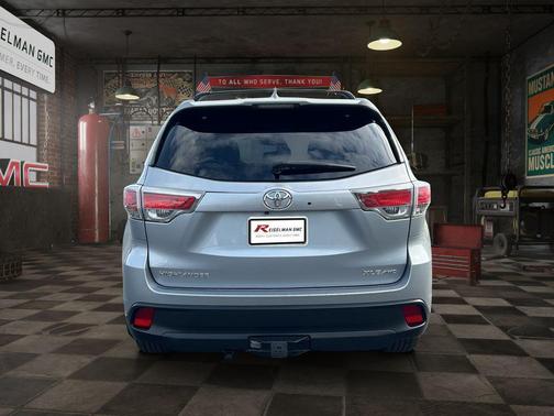 Silver Sky Metallic 2014 Toyota Highlander XLE