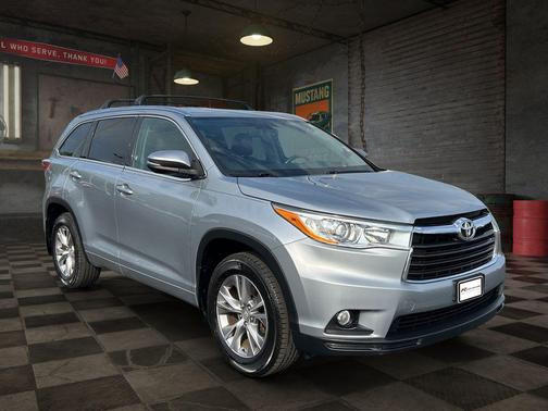 Silver Sky Metallic 2014 Toyota Highlander XLE