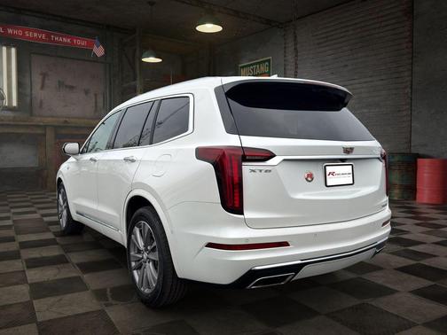 Crystal White Tricoat 2021 Cadillac XT6 Premium Luxury FWD