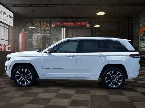 Bright White Clearcoat 2022 Jeep Grand Cherokee Overland