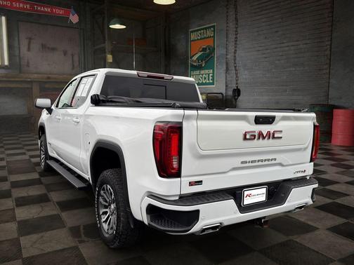 Summit White 2023 GMC Sierra 1500 AT4