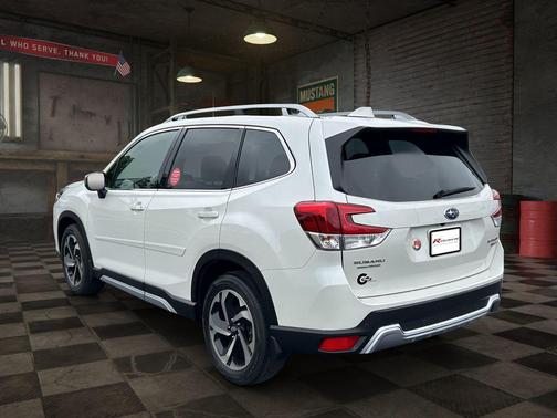 Crystal White Pearl 2022 Subaru Forester Touring