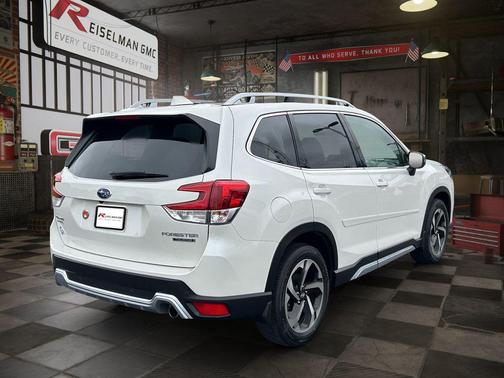 Crystal White Pearl 2022 Subaru Forester Touring
