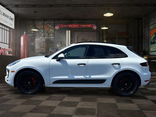 Carrara White Metallic 2017 Porsche Macan Macan GTS