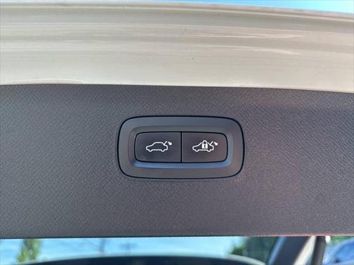 2017 Volvo XC90 T6 Momentum