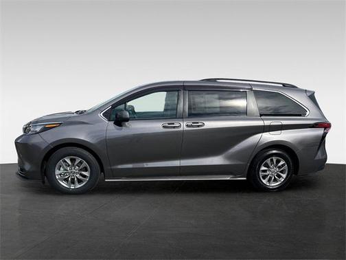 2022 Toyota Sienna LE