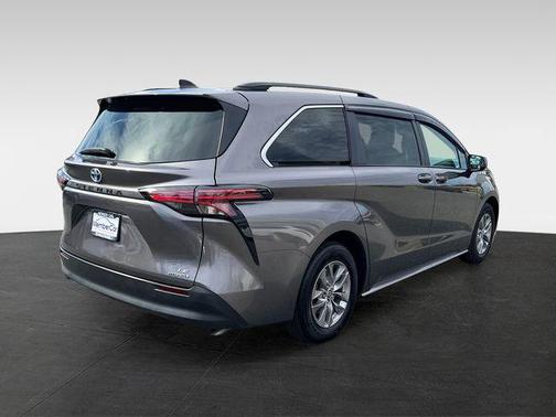 2022 Toyota Sienna LE