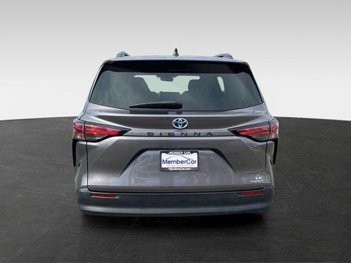 2022 Toyota Sienna LE