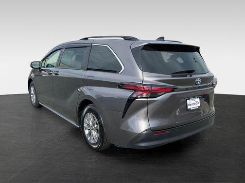 2022 Toyota Sienna LE