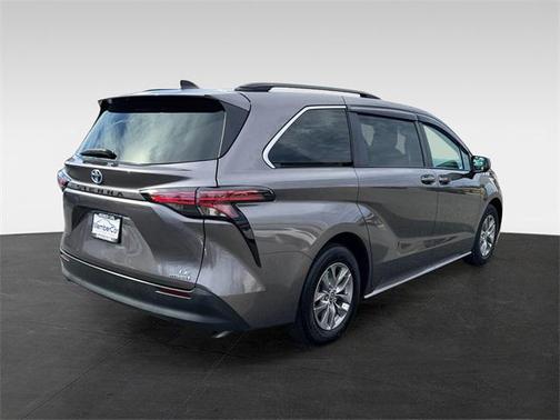2022 Toyota Sienna LE