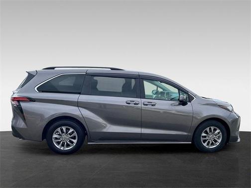 2022 Toyota Sienna LE