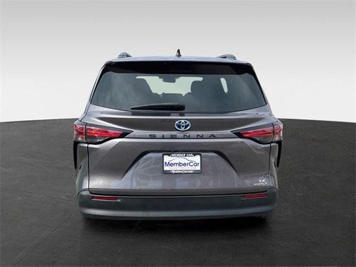 2022 Toyota Sienna LE