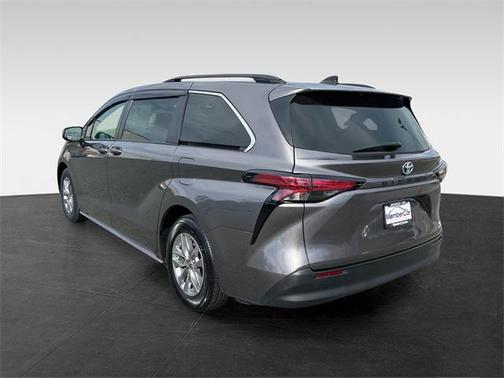 2022 Toyota Sienna LE