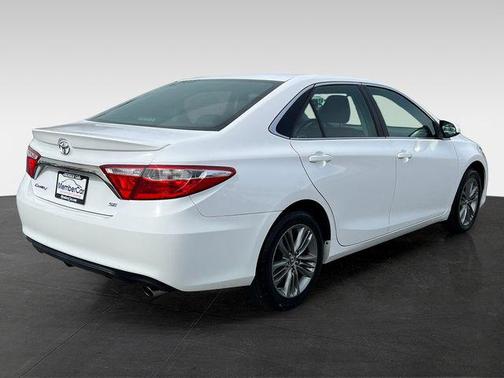 Super White 2016 Toyota Camry SE