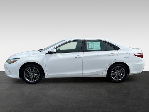 Super White 2016 Toyota Camry SE